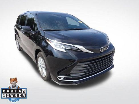 Used 2026 Toyota Sienna Limited FWD image 2