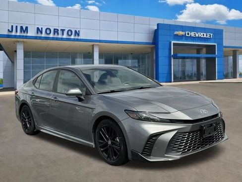 Used 2025 Toyota Camry SE FWD image 1