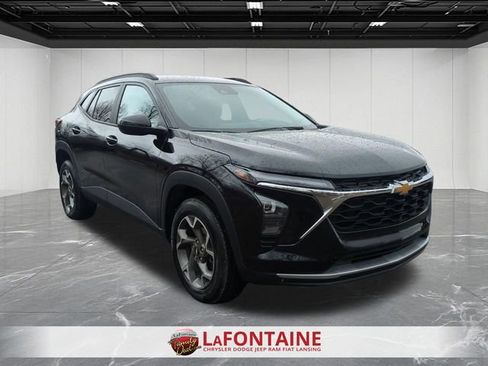 Used 2025 Chevrolet Trax LT FWD image 2