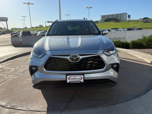 Used 2023 Toyota Highlander XLE AWD/4WD image 9
