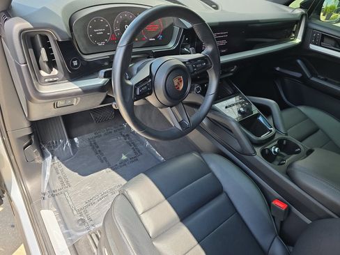Certified 2025 Porsche Cayenne AWD/4WD image 4