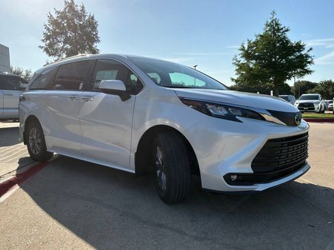 New 2026 Toyota Sienna XLE FWD image 4