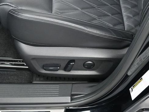 Used 2025 Nissan Rogue Platinum image 11