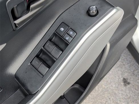 Used 2021 Toyota Highlander LE image 12