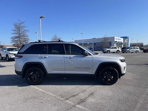 Used 2024 Jeep Grand Cherokee Altitude image 2