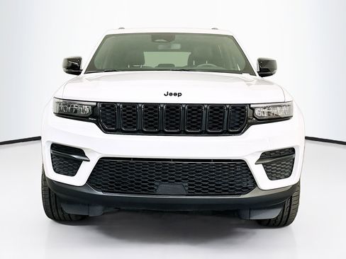 Used 2023 Jeep Grand Cherokee Altitude image 2