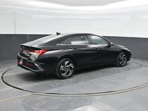 Used 2024 Hyundai Elantra Limited FWD image 3