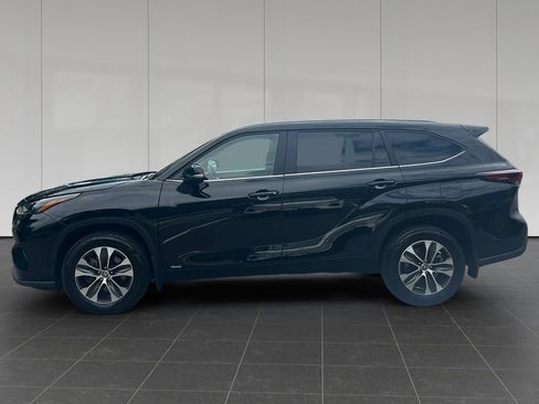 Used 2026 Toyota Highlander XLE AWD/4WD image 2