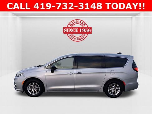 Used 2024 Chrysler Pacifica Touring-L image 9