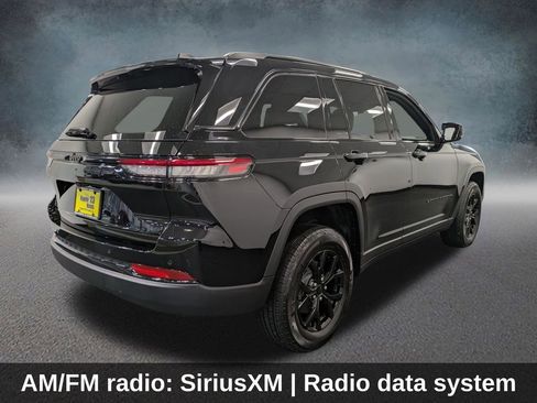 Used 2025 Jeep Grand Cherokee Altitude image 5