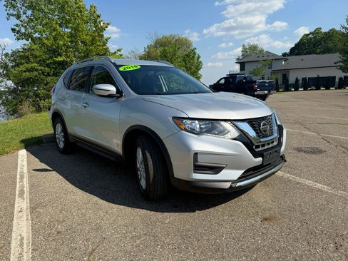 Used 2018 Nissan Rogue SV FWD image 3
