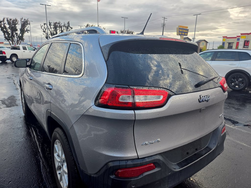 Used 2018 Jeep Cherokee Latitude w/ Safety Group AWD/4WD image 4