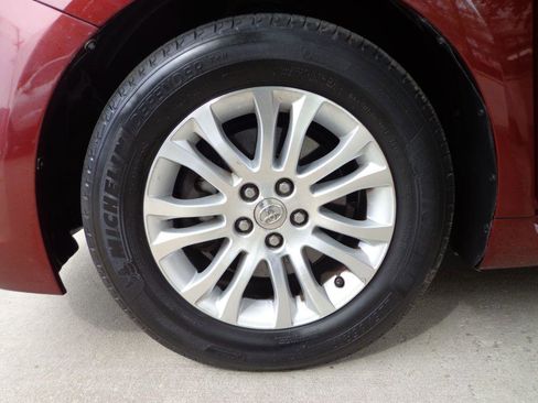 Used 2015 Toyota Sienna XLE w/ XLE Navigation Package FWD image 7