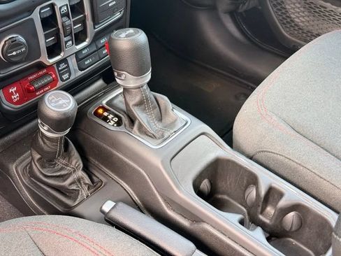 Used 2025 Jeep Wrangler Unlimited Rubicon AWD/4WD image 22