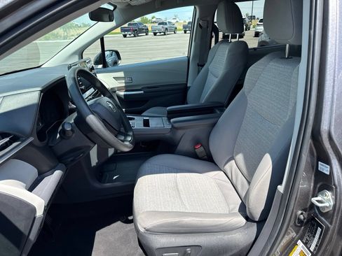 Used 2024 Toyota Sienna LE FWD image 9