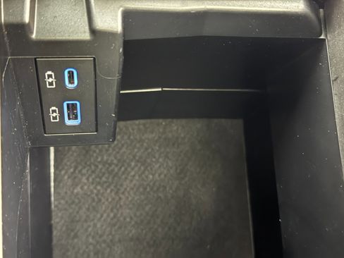 Used 2021 Toyota Sienna Limited image 35