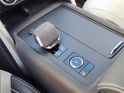 Used 2024 Land Rover Discovery Dynamic SE image 18