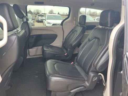 Used 2023 Chrysler Pacifica Touring-L FWD image 18