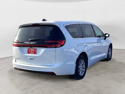 New 2026 Chrysler Pacifica Select image 6