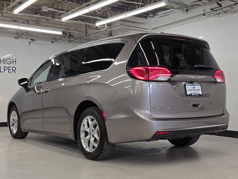 Used 2017 Chrysler Pacifica Touring Plus w/ Tire & Wheel Group FWD image 12