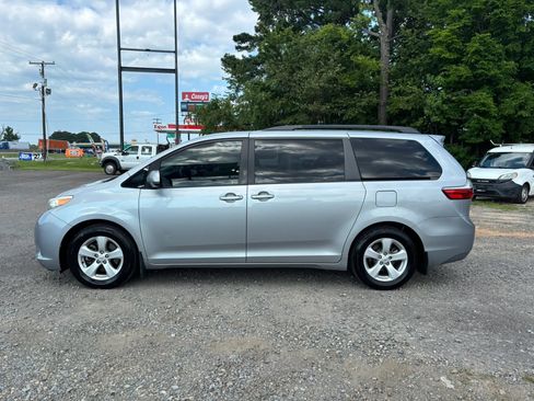 Used 2015 Toyota Sienna LE FWD image 2