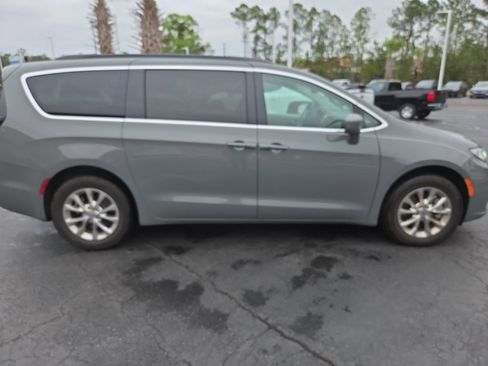 Used 2022 Chrysler Pacifica Touring-L image 8