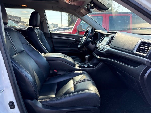 Used 2017 Toyota Highlander SE FWD image 16