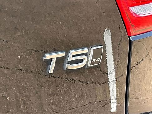 Used 2021 Volvo XC40 T5 Momentum w/ Climate Package AWD/4WD image 7
