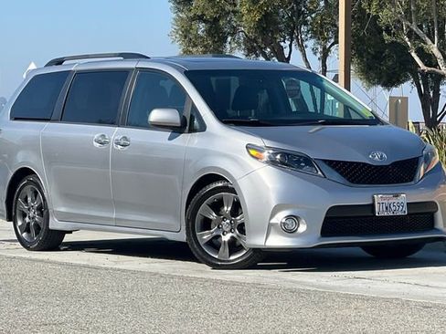 Used 2016 Toyota Sienna SE w/ SE Preferred Package image 2