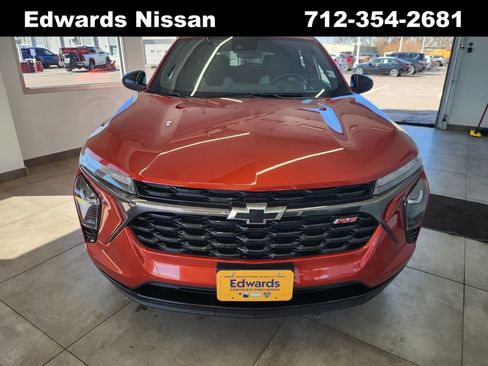 Used 2024 Chevrolet Trax RS w/ Sunroof Package image 3