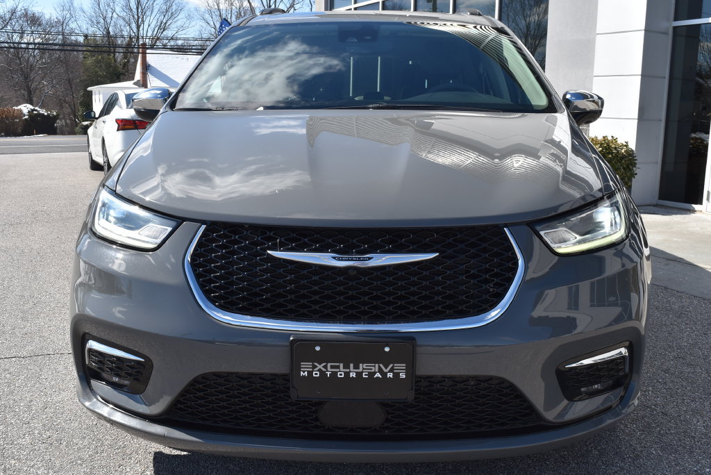 Used 2023 Chrysler Pacifica Limited FWD image 3