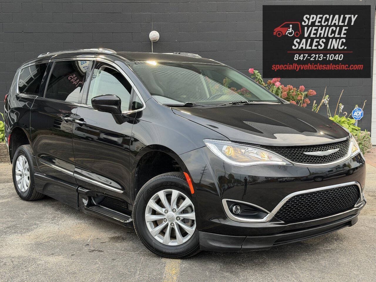 Used 2018 Chrysler Pacifica Touring-L FWD image 6