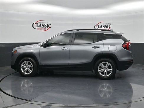 Used 2024 GMC Terrain SLE w/ Driver Convenience Package image 2