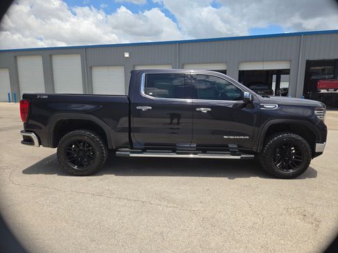 Used 2022 GMC Sierra 1500 SLT AWD/4WD image 2