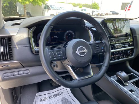 Used 2024 Nissan Pathfinder Platinum FWD image 17