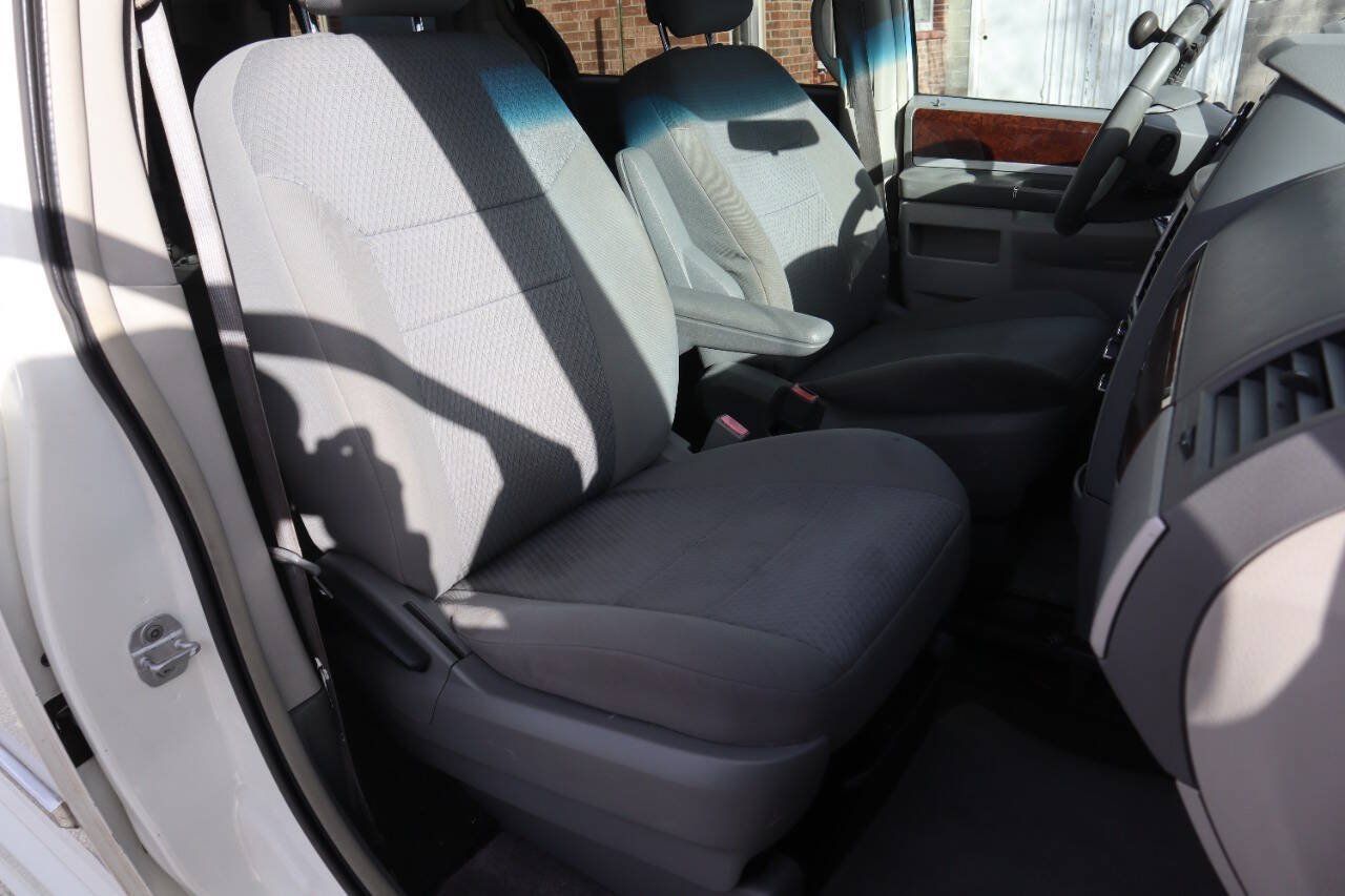 Used 2010 Chrysler Town & Country Touring FWD image 8