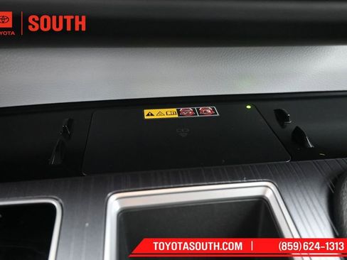 Used 2025 Toyota Sienna XLE FWD image 19
