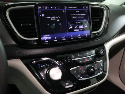 Used 2023 Chrysler Pacifica Touring-L FWD image 24