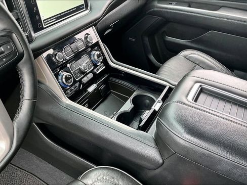 Used 2024 GMC Yukon XL Denali RWD image 18
