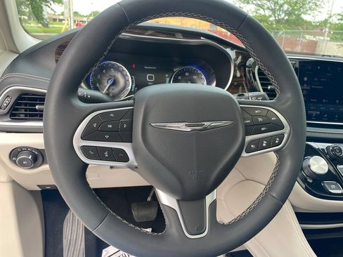 Used 2022 Chrysler Pacifica Limited FWD image 15