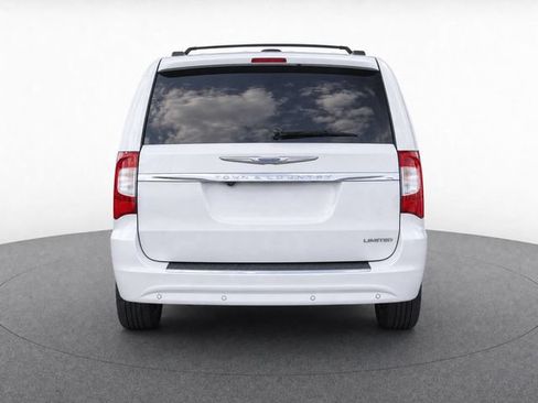 Used 2016 Chrysler Town & Country Limited FWD image 6