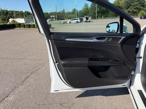 Used 2016 Ford Fusion SE FWD image 12