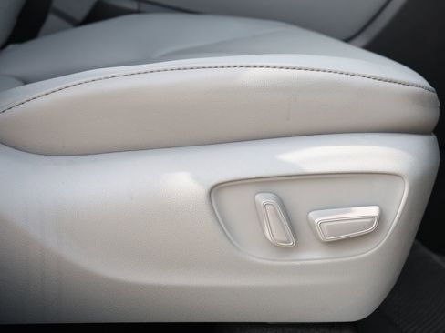 Used 2024 Toyota Highlander Limited FWD image 33
