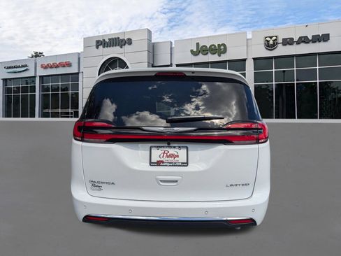 New 2026 Chrysler Pacifica Limited image 4