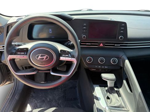 Used 2024 Hyundai Elantra SE image 12