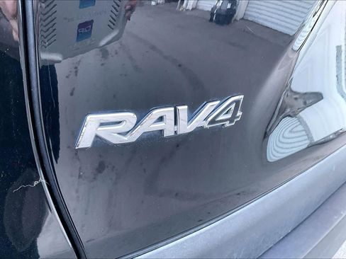 Used 2022 Toyota RAV4 XLE Premium image 31