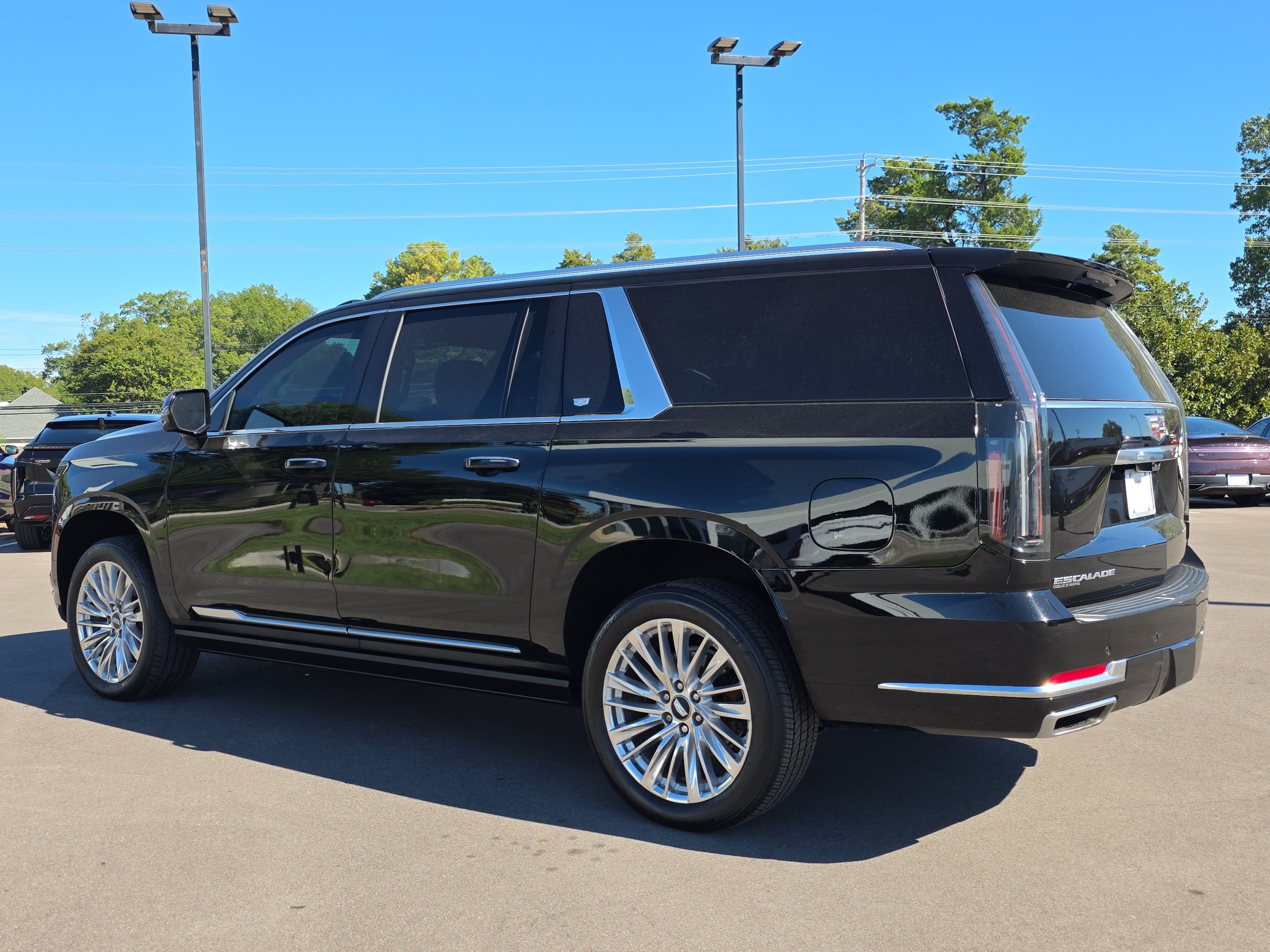 Used 2025 Cadillac Escalade ESV Premium Luxury w/ Touring Package AWD/4WD image 5
