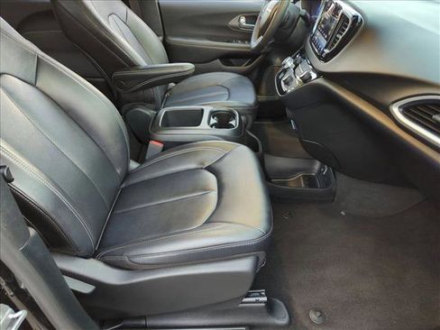 Used 2025 Chrysler Pacifica Select FWD image 20