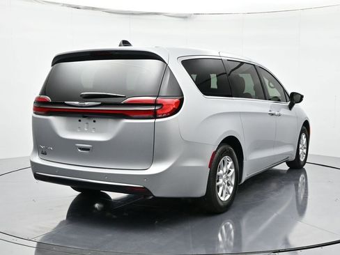 New 2026 Chrysler Pacifica Select image 5