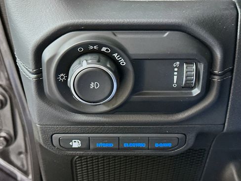 Used 2025 Jeep Wrangler Unlimited Sahara AWD/4WD image 16